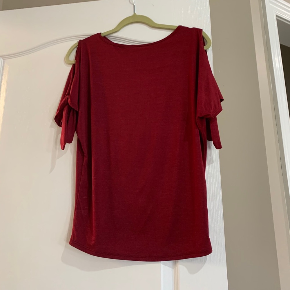 Red cold shoulder top. Worn a few times. Size S